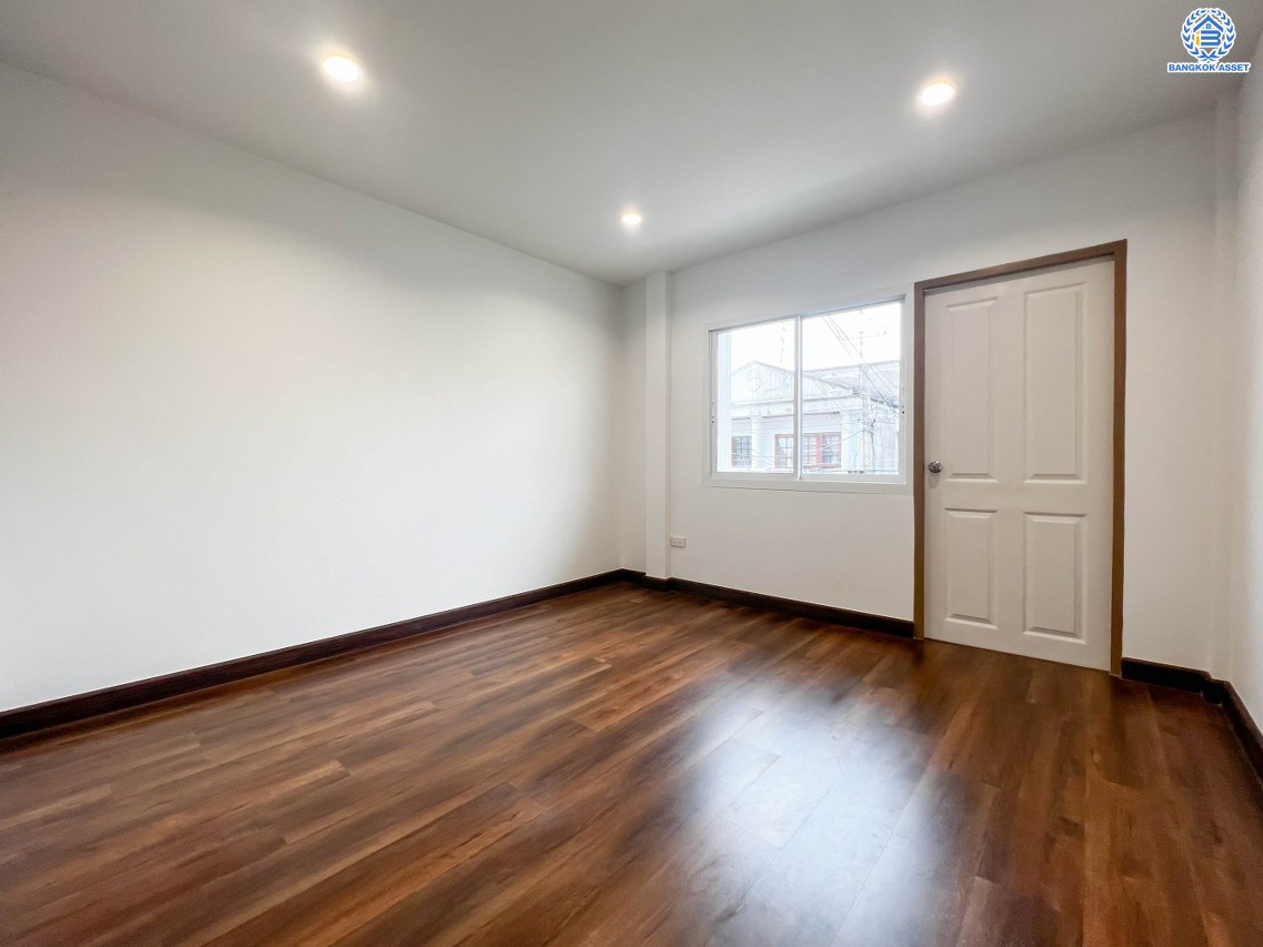 บ้านมือสองตกแต่งใหม่ ดีไซน์สวย โครงการ 101การ์เด้นวิลล์ ลาดพร้าว เนื้อที่ 18 ตร.ว. ฟังก์ชัน 3 ห้องนอน 2 ห้องน้ำ จอดรถได้ 1 คัน รองรับทุกกิจกรรม บนทำเลเชื่อมต่อหลายเส้นทาง อาทิ ถนนประเสริฐมนูกิจ, ถนนนวมินทร์ และถนนลาดพร้าว ใกล้จุดขึ้นทางด่วน "รามอินทรา"